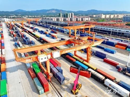 贛州集裝箱裝卸繁忙，貨物進出口活力四射